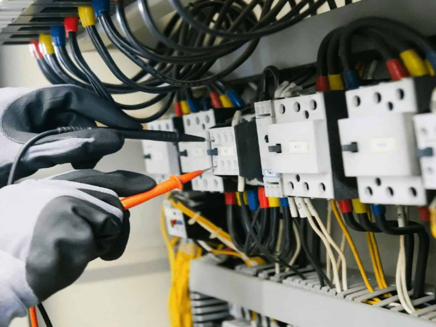 Prefabrykacja szaf sterowniczych dla maszyn przemysłowych